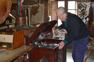 Joaquín poniendo música