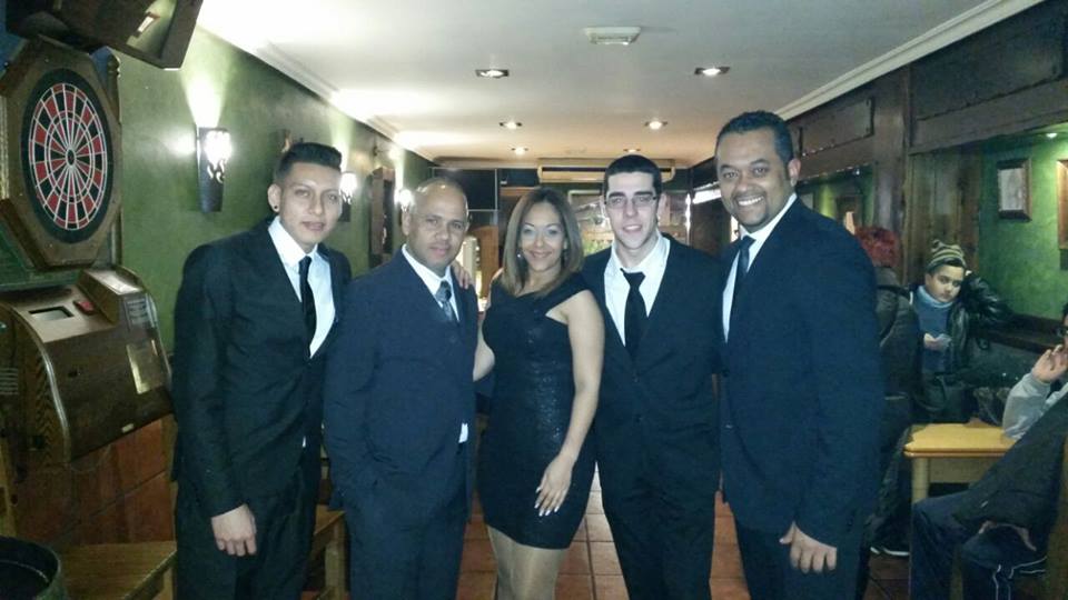 Fiesta latina y concierto de Sangre Morena en el Amarillo limón de Liencres