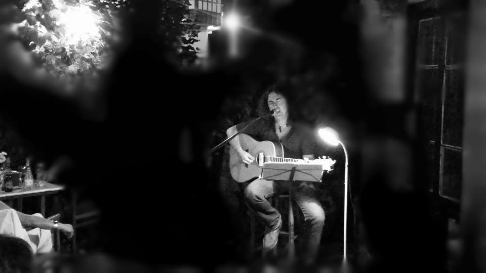 Concierto de Julio Somoano en la taberna Ytria de Molledo