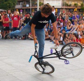 Gymkana Holi y Exhibición BMX en Noja